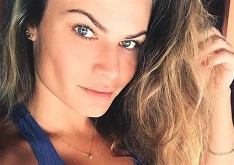 Natália Casassola posa completamente nua na praia para nova。